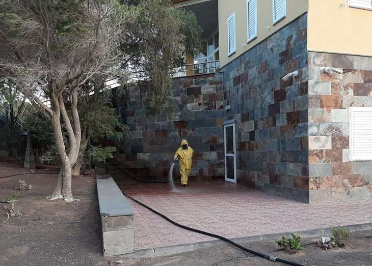 Labores de limpieza y desinfección de espacios públicos en Santa Lucía de Tirajana/TA.